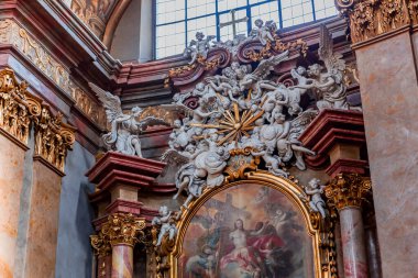 Vienna, AUSTRIA, 25 Mayıs 2023: Peterskirche Kilisesi 'nin iç mekanları, freskleri ve mimari detayları