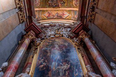 Vienna, AUSTRIA, 25 Mayıs 2023: Peterskirche Kilisesi 'nin iç mekanları, freskleri ve mimari detayları