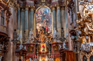 Vienna, AUSTRIA, 25 Mayıs 2023: Peterskirche Kilisesi 'nin iç mekanları, freskleri ve mimari detayları