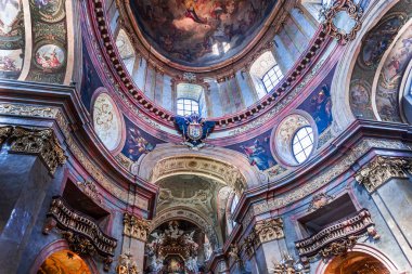 Vienna, AUSTRIA, 25 Mayıs 2023: Peterskirche Kilisesi 'nin iç mekanları, freskleri ve mimari detayları