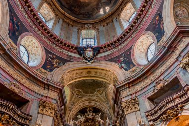 Vienna, AUSTRIA, 25 Mayıs 2023: Peterskirche Kilisesi 'nin iç mekanları, freskleri ve mimari detayları