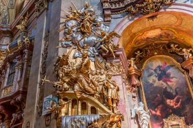 Vienna, AUSTRIA, 25 Mayıs 2023: Peterskirche Kilisesi 'nin iç mekanları, freskleri ve mimari detayları