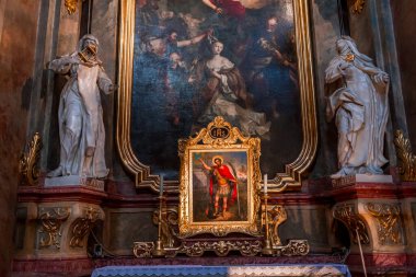 Vienna, AUSTRIA, 25 Mayıs 2023: Peterskirche Kilisesi 'nin iç mekanları, freskleri ve mimari detayları