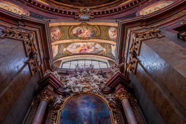 Vienna, AUSTRIA, 25 Mayıs 2023: Peterskirche Kilisesi 'nin iç mekanları, freskleri ve mimari detayları