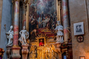 Vienna, AUSTRIA, 25 Mayıs 2023: Peterskirche Kilisesi 'nin iç mekanları, freskleri ve mimari detayları