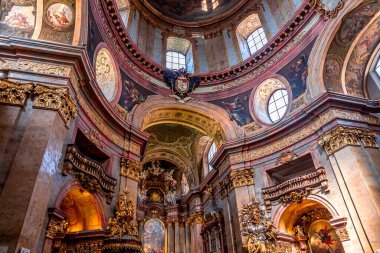 Vienna, AUSTRIA, 25 Mayıs 2023: Peterskirche Kilisesi 'nin iç mekanları, freskleri ve mimari detayları