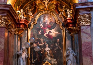 Vienna, AUSTRIA, 25 Mayıs 2023: Peterskirche Kilisesi 'nin iç mekanları, freskleri ve mimari detayları