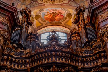 Vienna, AUSTRIA, 25 Mayıs 2023: Peterskirche Kilisesi 'nin iç mekanları, freskleri ve mimari detayları