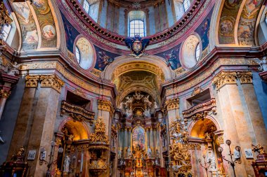 Vienna, AUSTRIA, 25 Mayıs 2023: Peterskirche Kilisesi 'nin iç mekanları, freskleri ve mimari detayları