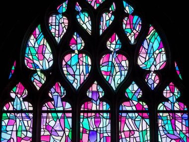 ABBEVILLE, SOMME, FRANCE, 20 Haziran 2023: Saint Sepulcre Kilisesi 'ndeki boyalı camların detayları, Alfred Manessier atölyesi, 1989-1993
