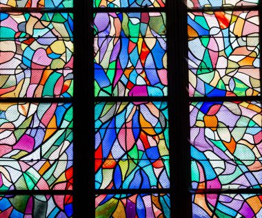 ABBEVILLE, SOMME, FRANCE, 20 Haziran 2023: Saint Sepulcre Kilisesi 'ndeki boyalı camların detayları, Alfred Manessier atölyesi, 1989-1993