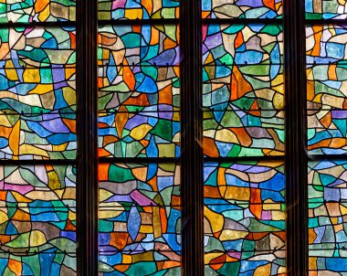 ABBEVILLE, SOMME, FRANCE, 20 Haziran 2023: Saint Sepulcre Kilisesi 'ndeki boyalı camların detayları, Alfred Manessier atölyesi, 1989-1993