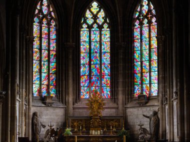 ABBEVILLE, SOMME, FRANCE, 20 Haziran 2023: Saint Sepulcre Kilisesi 'ndeki boyalı camların detayları, Alfred Manessier atölyesi, 1989-1993