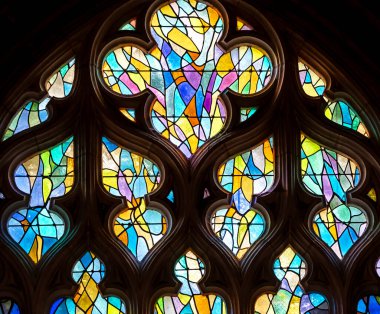 ABBEVILLE, SOMME, FRANCE, 20 Haziran 2023: Saint Sepulcre Kilisesi 'ndeki boyalı camların detayları, Alfred Manessier atölyesi, 1989-1993