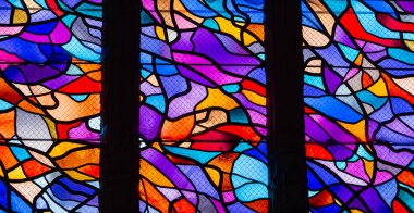 ABBEVILLE, SOMME, FRANCE, 20 Haziran 2023: Saint Sepulcre Kilisesi 'ndeki boyalı camların detayları, Alfred Manessier atölyesi, 1989-1993