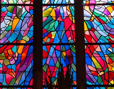 ABBEVILLE, SOMME, FRANCE, 20 Haziran 2023: Saint Sepulcre Kilisesi 'ndeki boyalı camların detayları, Alfred Manessier atölyesi, 1989-1993