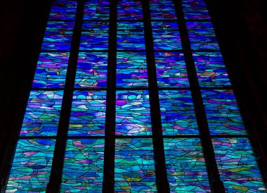 ABBEVILLE, SOMME, FRANCE, 18 Haziran 2023: Saint Sepulcre Kilisesi 'ndeki boyalı camların detayları, Alfred Manessier atölyesi, 1989-1993