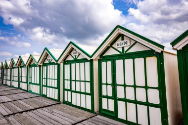 Cayeux sur mer, Somme, Normandiya, Fransa 'da bulutlu ve gökyüzü olan renkli sahil kulübeleri