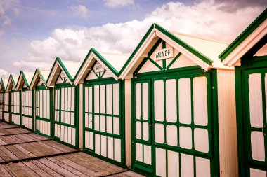 Cayeux sur mer, Somme, Normandiya, Fransa 'da bulutlu ve gökyüzü olan renkli sahil kulübeleri
