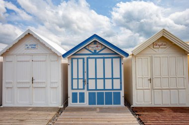 Cayeux sur mer, Somme, Normandiya, Fransa 'da bulutlu ve gökyüzü olan renkli sahil kulübeleri