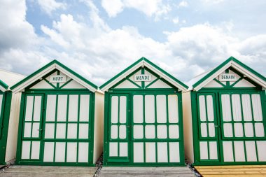 Cayeux sur mer, Somme, Normandiya, Fransa 'da bulutlu ve gökyüzü olan renkli sahil kulübeleri