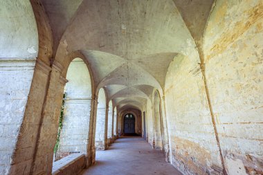 ARGOULES, FRANCE, 16 HAZİRAN 2023: Valloires Manastırı 'ndaki manastırın iç ve mimari detayları, 12. yüzyıldan 14. yüzyıla kadar inşa edildi.