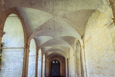 ARGOULES, FRANCE, 16 HAZİRAN 2023: Valloires Manastırı 'ndaki manastırın iç ve mimari detayları, 12. yüzyıldan 14. yüzyıla kadar inşa edildi.