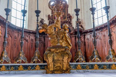 ARGOULES, FRANCE, 16 Haziran 2023: Valloires Manastırı 'ndaki kilisenin iç mimari ve mimari detayları, 12. yüzyıldan 14. yüzyıla kadar inşa edildi.