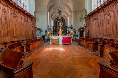 ARGOULES, FRANCE, 16 Haziran 2023: Valloires Manastırı 'ndaki kilisenin iç mimari ve mimari detayları, 12. yüzyıldan 14. yüzyıla kadar inşa edildi.