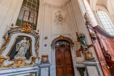 ARGOULES, FRANCE, 16 Haziran 2023: Valloires Manastırı 'ndaki kilisenin iç mimari ve mimari detayları, 12. yüzyıldan 14. yüzyıla kadar inşa edildi.