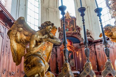 ARGOULES, FRANCE, 16 Haziran 2023: Valloires Manastırı 'ndaki kilisenin iç mimari ve mimari detayları, 12. yüzyıldan 14. yüzyıla kadar inşa edildi.