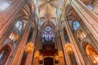 BOURGES, CHER, FRANCE, 20 NİSAN 2023: Katedral Bazilikası Aziz Stephen 'ın iç mimari ve mimari dekorasyonu