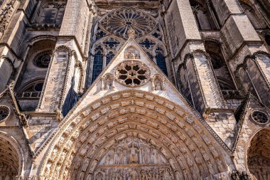 BOURGES, CHER, FRANCE, 20 NİSAN 2023: Katedral Bazilikası Aziz Stephen 'ın dış mimari ve mimari süslemeleri