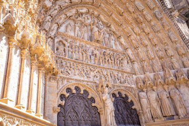 BOURGES, CHER, FRANCE, 20 NİSAN 2023: Katedral Bazilikası Aziz Stephen 'ın dış mimari ve mimari süslemeleri