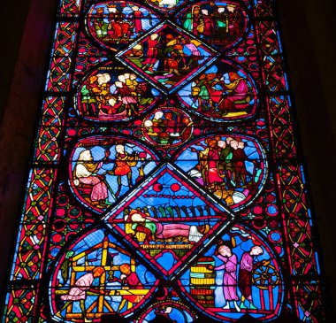 BOURGES, CHER, FRANCE, 20 Nisan 2023: 15. yüzyıl anonim sanatçı atölyeleri tarafından Katedral Bazilikası Aziz Stephen 'ın boyalı cam süslemeleri