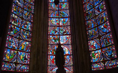 BOURGES, CHER, FRANCE, 20 Nisan 2023: 15. yüzyıl anonim sanatçı atölyeleri tarafından Katedral Bazilikası Aziz Stephen 'ın boyalı cam süslemeleri
