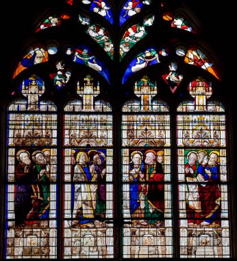 BOURGES, CHER, FRANCE, 20 Nisan 2023: 15. yüzyıl anonim sanatçı atölyeleri tarafından Katedral Bazilikası Aziz Stephen 'ın boyalı cam süslemeleri