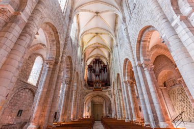 SAINT BENOIT SUR LOIRE, FRANCE, 19 Nisan 2023: Fleury benedictine manastırının iç mimari dekorları