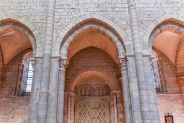 SAINT BENOIT SUR LOIRE, FRANCE, 19 Nisan 2023: Fleury benedictine manastırının iç mimari dekorları