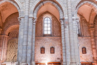 SAINT BENOIT SUR LOIRE, FRANCE, 19 Nisan 2023: Fleury benedictine manastırının iç mimari dekorları
