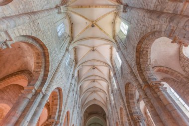 SAINT BENOIT SUR LOIRE, FRANCE, 19 Nisan 2023: Fleury benedictine manastırının iç mimari dekorları