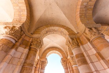 SAINT BENOIT SUR LOIRE, FRANCE, 19 Nisan 2023: Fleury benedictine manastırının iç mimari dekorları