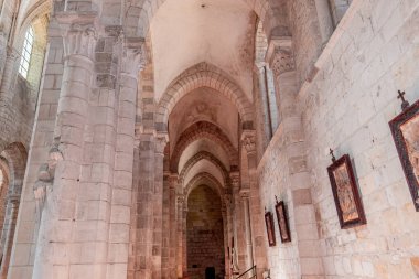 SAINT BENOIT SUR LOIRE, FRANCE, 19 Nisan 2023: Fleury benedictine manastırının iç mimari dekorları