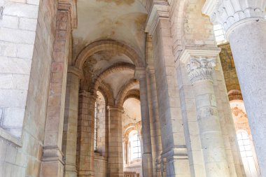 SAINT BENOIT SUR LOIRE, FRANCE, 19 Nisan 2023: Fleury benedictine manastırının iç mimari dekorları