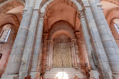 SAINT BENOIT SUR LOIRE, FRANCE, 19 Nisan 2023: Fleury benedictine manastırının iç mimari dekorları