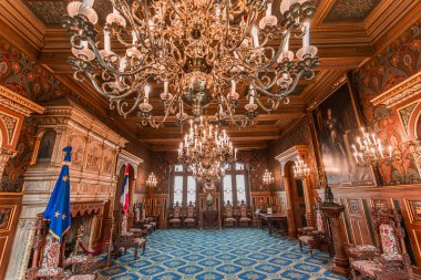 ORLEANS, FRANCE, 17 NİSAN 2023: Groslot Sarayı 'nın iç mimari dekorları, tarihi şehir salonu