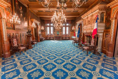 ORLEANS, FRANCE, 17 NİSAN 2023: Groslot Sarayı 'nın iç mimari dekorları, tarihi şehir salonu