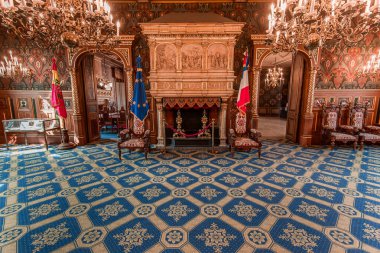 ORLEANS, FRANCE, 17 NİSAN 2023: Groslot Sarayı 'nın iç mimari dekorları, tarihi şehir salonu