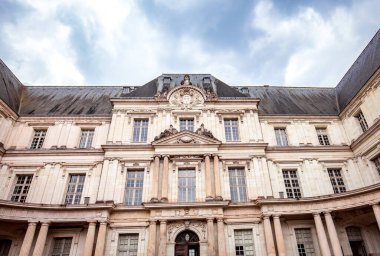 BLOIS, FRANCE, APRIL 18, 2023, Blois, Loire Vadisi kraliyet kalesinin dış mimari süslemeleri