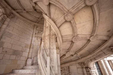 BLOIS, FRANCE, APRIL 18, 2023, Blois, Loire Vadisi kraliyet kalesinin dış mimari süslemeleri